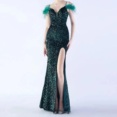 Vestido de sirena con tirantes finos, lentejuelas y plumas de Tatum