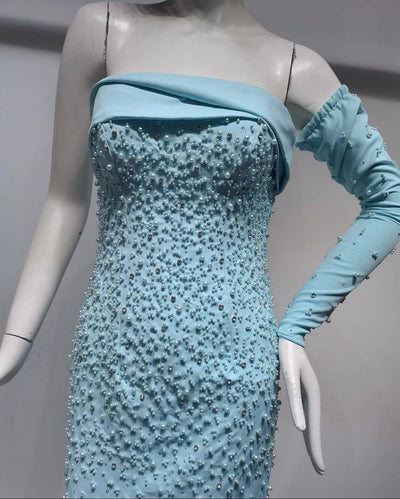 Robe longue sans bretelles ornée de perles Mira avec une épaule dénudée