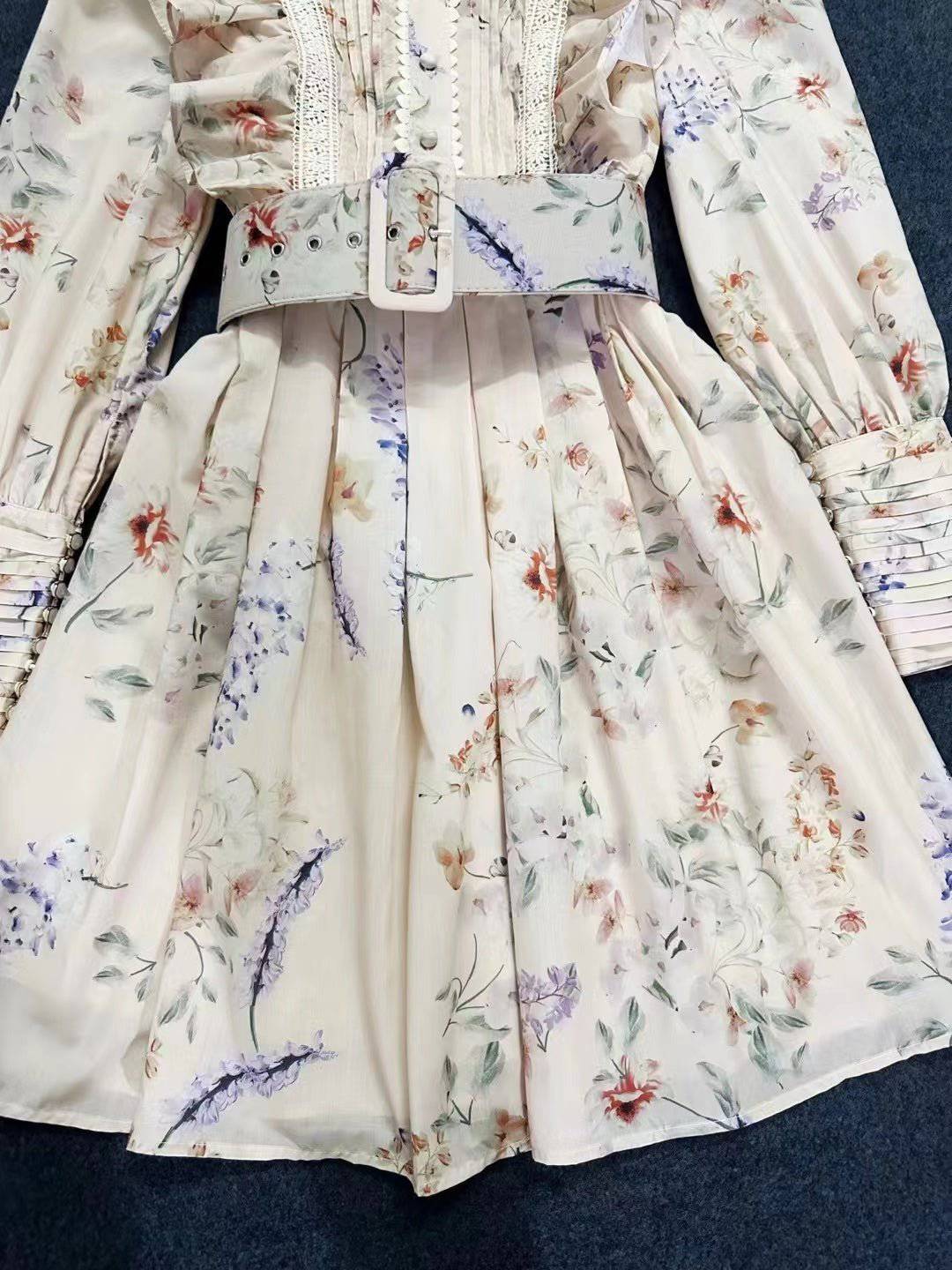 Robe courte fleurie à manches longues et ourlet plissé Moxie