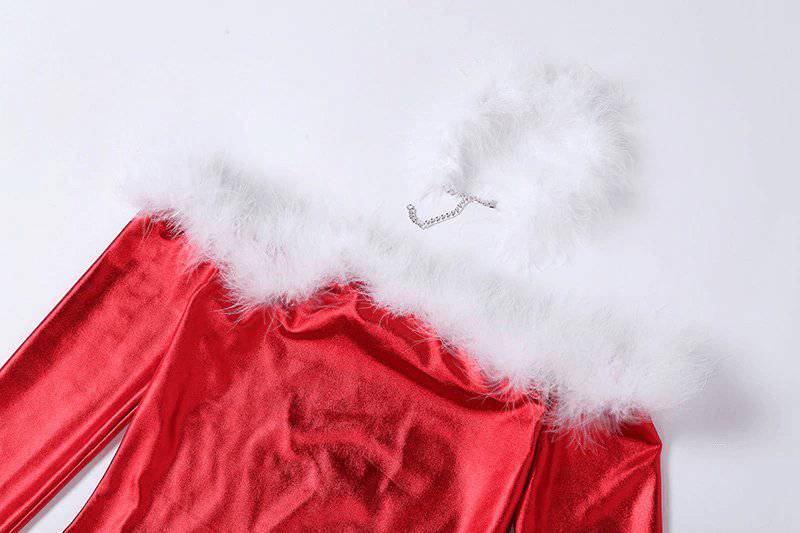 Robe de Noël Nikki solide en fausse fourrure à épaules dénudées