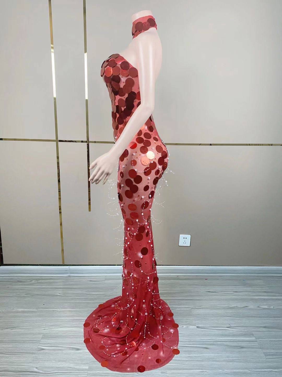 Robe longue transparente à paillettes rouges sans bretelles Robynn