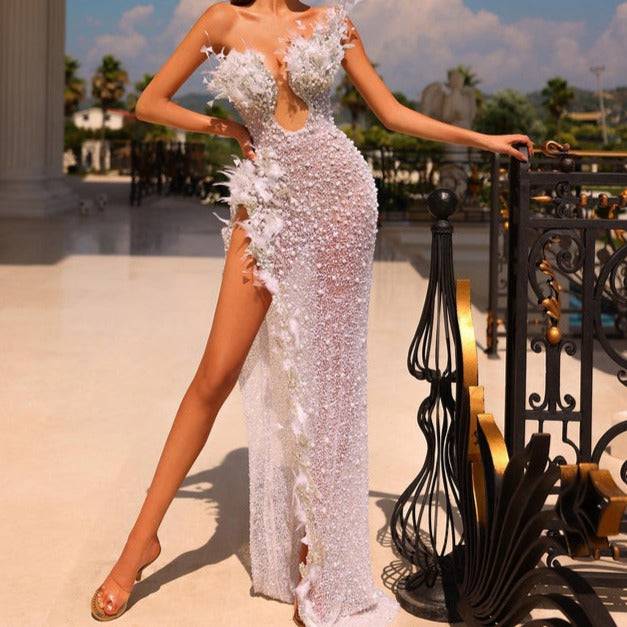 Vestido largo sin mangas con abertura alta y plumas, con lentejuelas de cristal y perlas de Brea