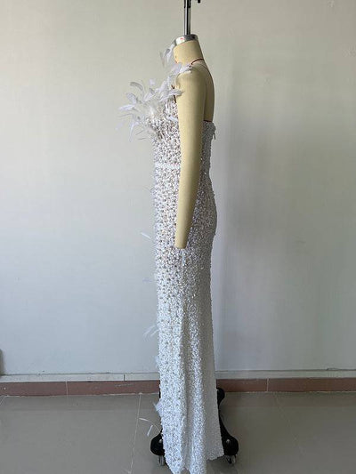 Vestido largo sin mangas con abertura alta y plumas, con lentejuelas de cristal y perlas de Brea