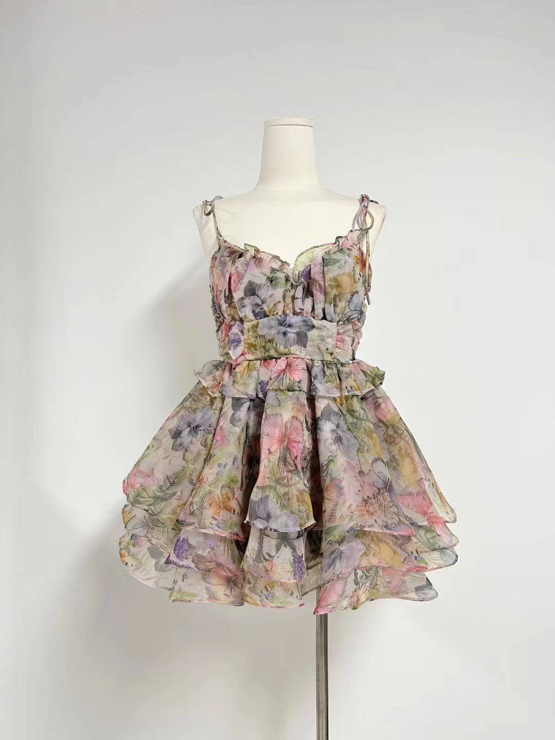 Vestido corto con volantes y estampado de mariposas con tirantes finos de Caroline