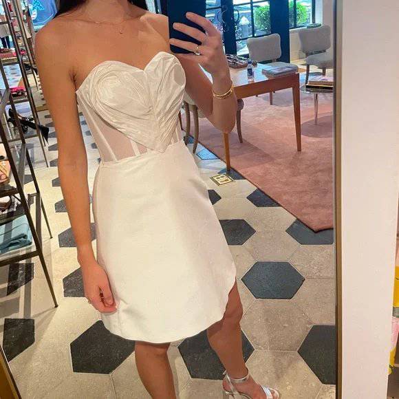 Vestido corto sin tirantes con adornos en forma de corazón Charley