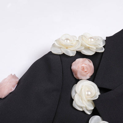 Robe mini blazer à manches longues et détails roses de Davine