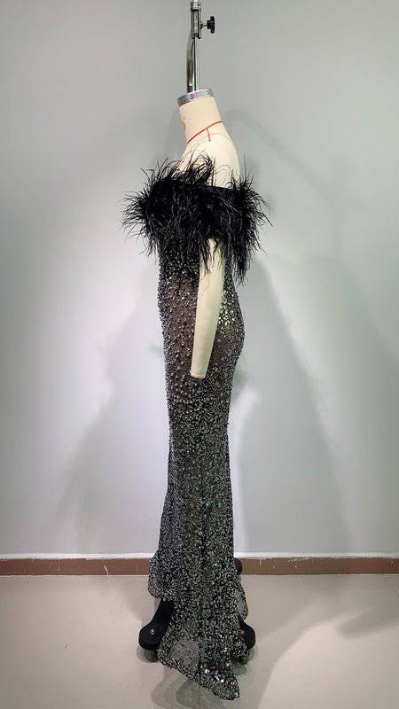 Robe longue à épaules dénudées et sequins en plumes Ellen