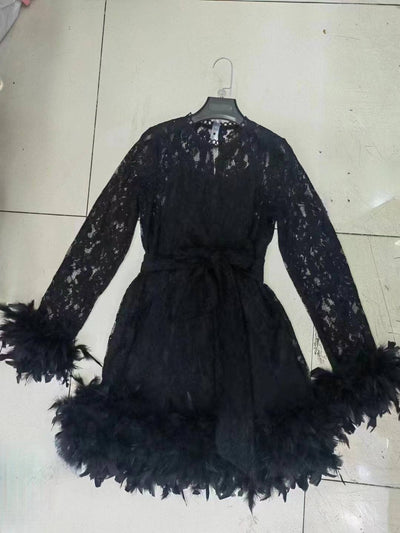 Vestido corto Esmeralda de manga larga con encaje y ribete de plumas