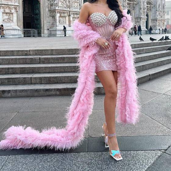 Vestido corto con corsé, lentejuelas de cristal y chal de plumas sin tirantes de Mercina