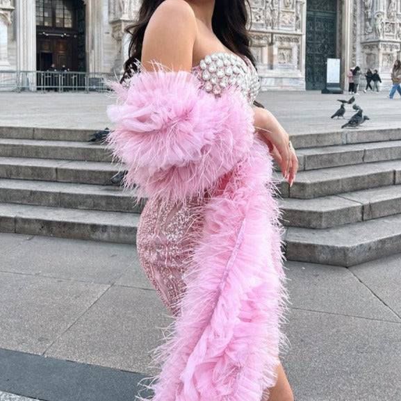 Vestido corto con corsé, lentejuelas de cristal y chal de plumas sin tirantes de Mercina