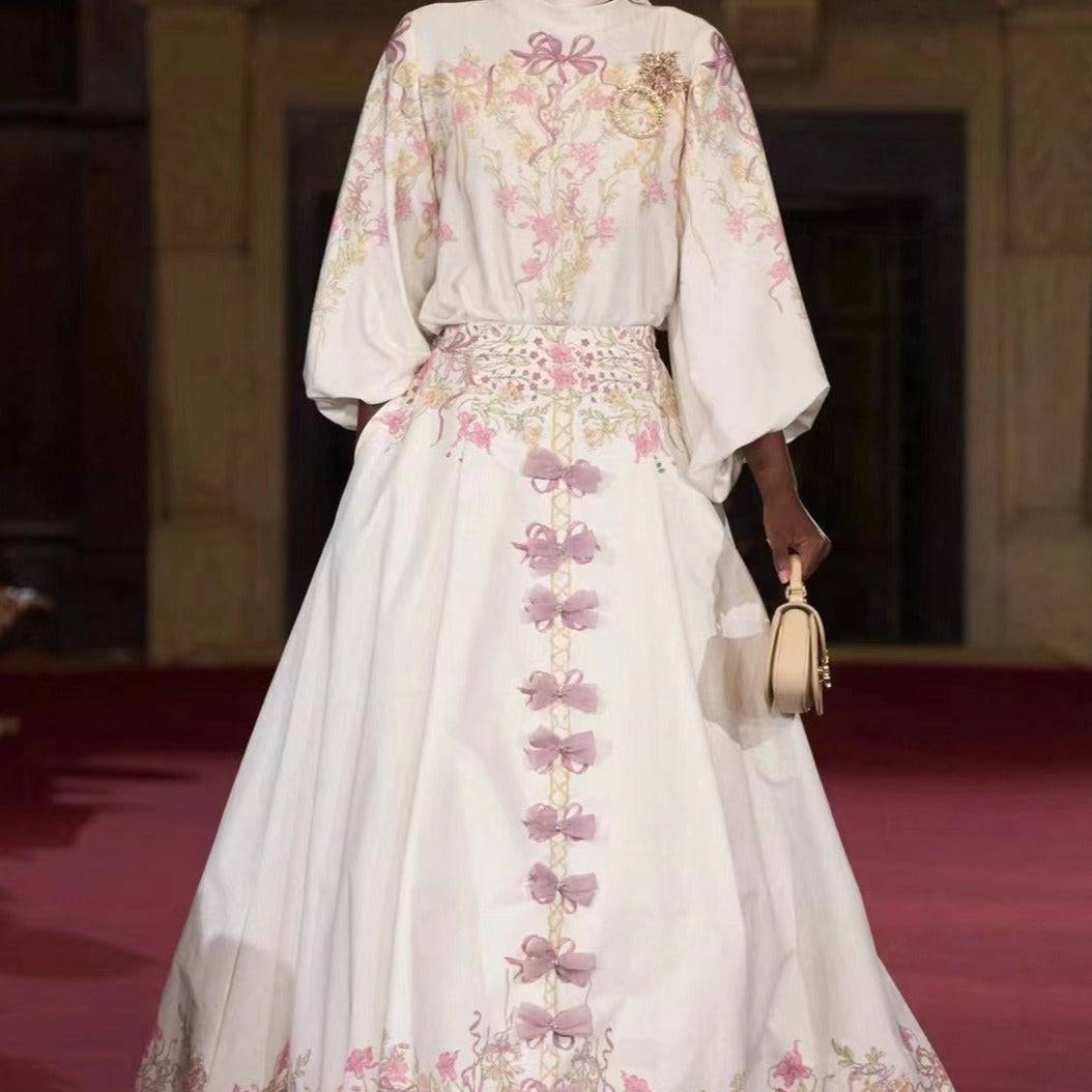 Robe longue Nancy à col montant et nœud papillon épissé à fleurs