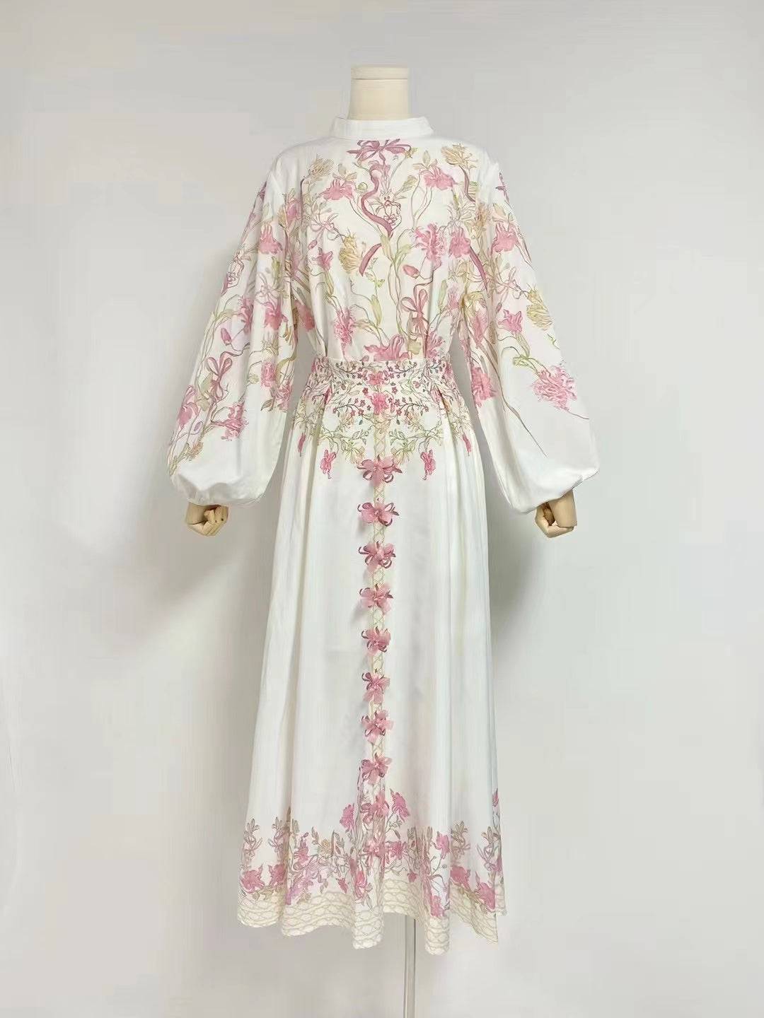 Robe longue Nancy à col montant et nœud papillon épissé à fleurs