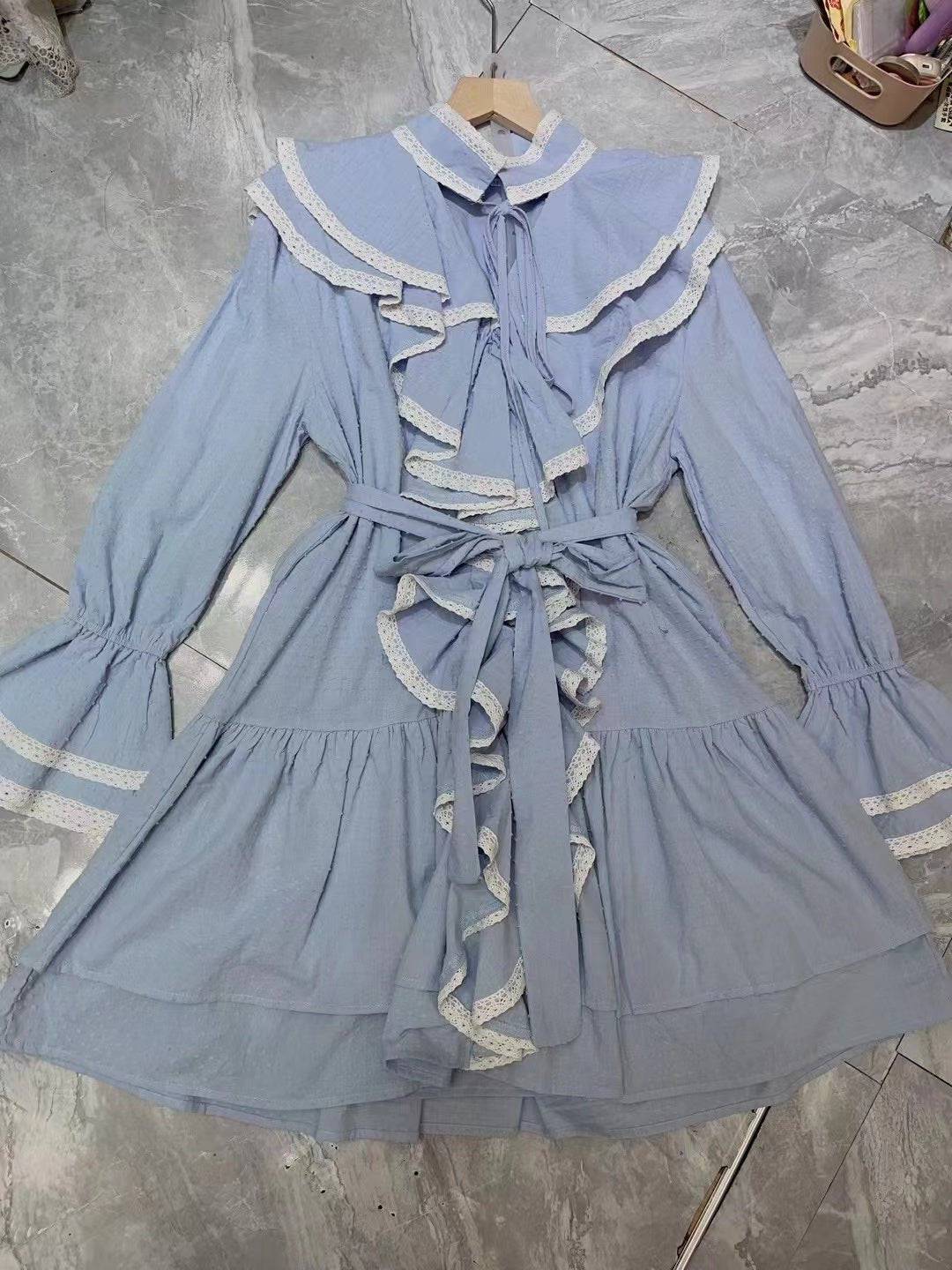 Vestido mini adornado con volantes y mangas largas de Nell