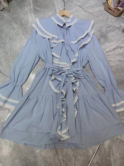 Vestido mini adornado con volantes y mangas largas de Nell