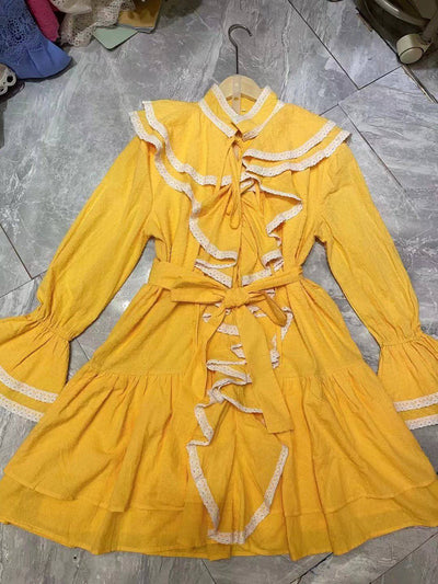 Vestido mini adornado con volantes y mangas largas de Nell