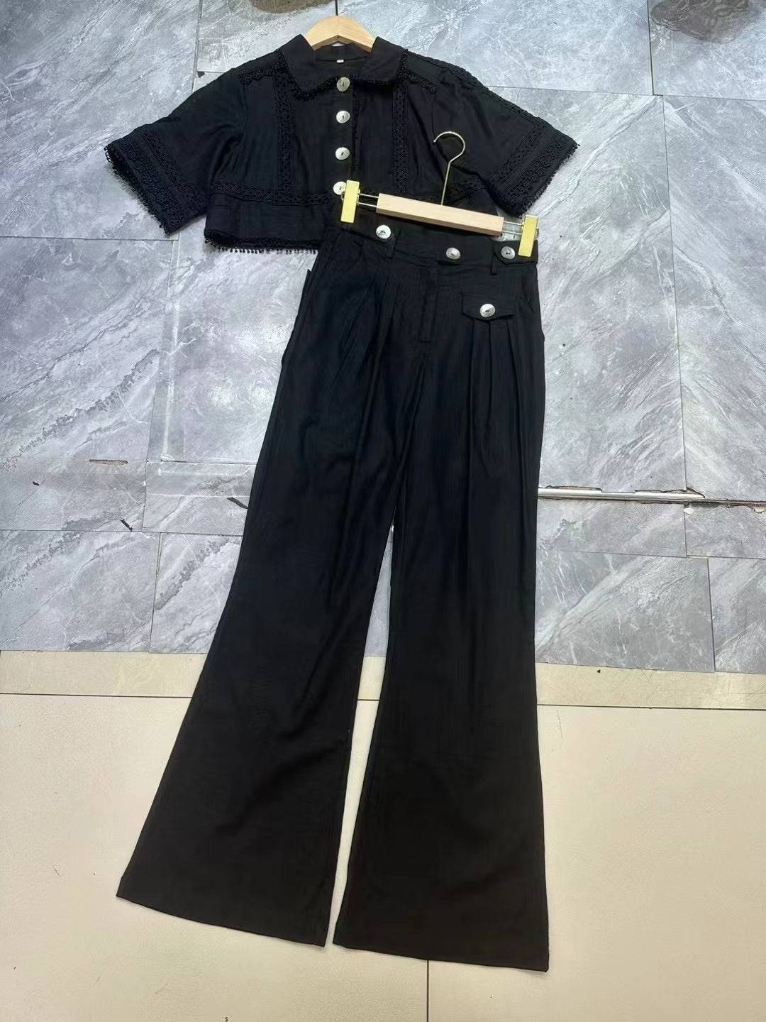 Conjunto de top de encaje con cuello y pantalones acampanados Annie