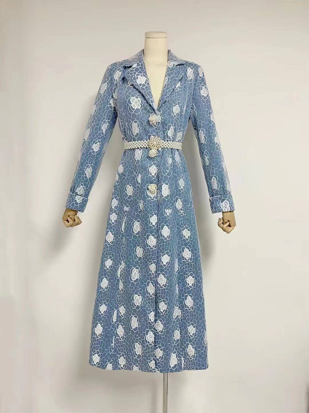 Robe ceinturée en dentelle brodée de perles Mirabel