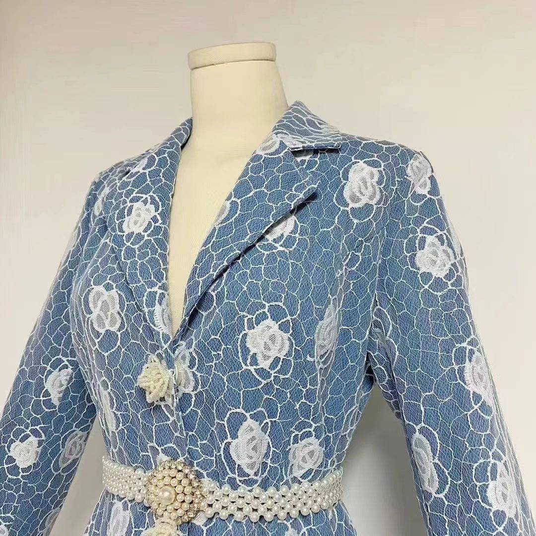 Robe ceinturée en dentelle brodée de perles Mirabel