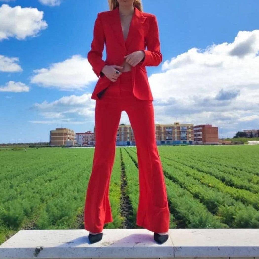 Conjunto de blazer y pantalón acampanado de botonadura sencilla de color liso de Klyda