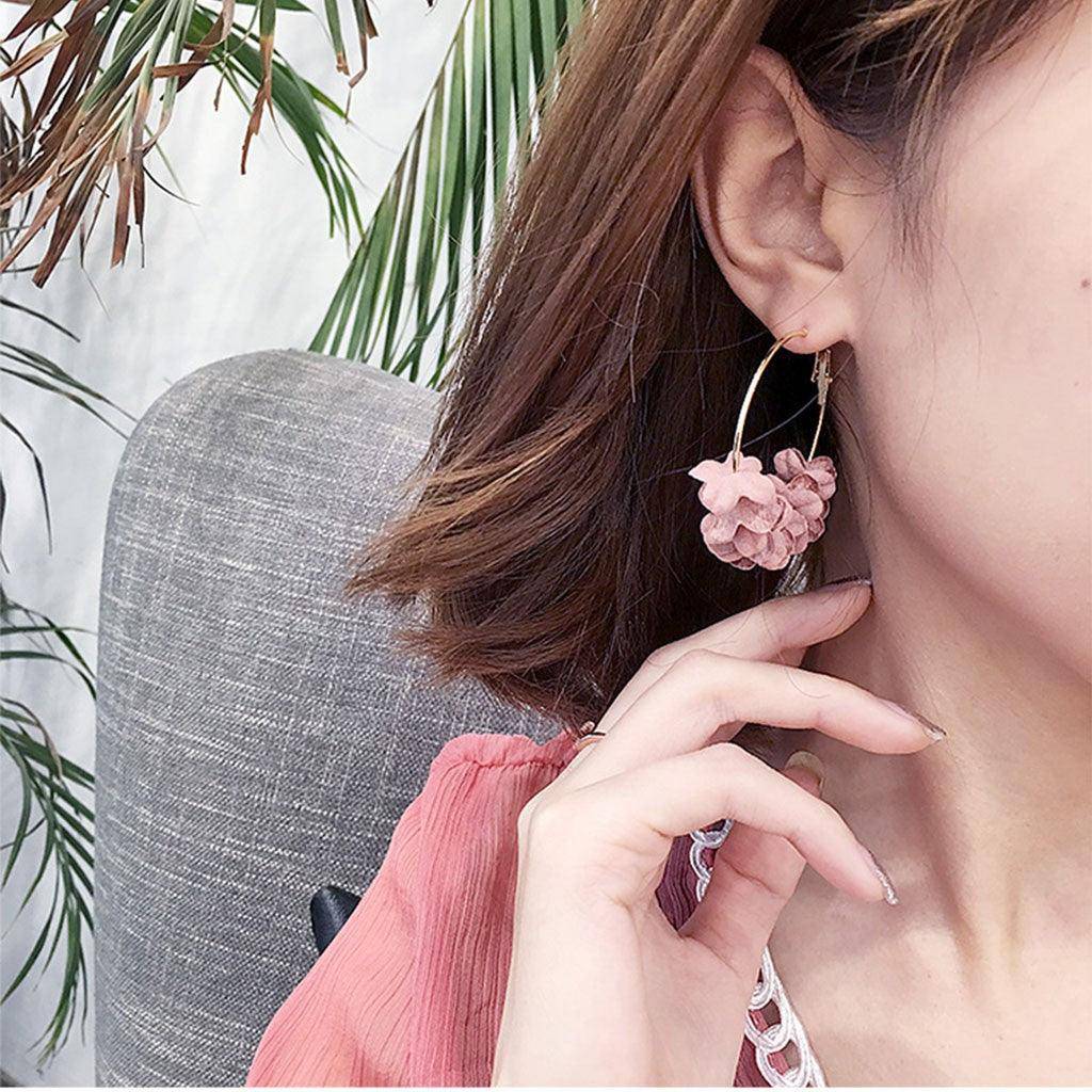 Pendientes colgantes con flores de Rhea 