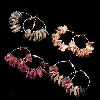 Pendientes colgantes con flores de Rhea 