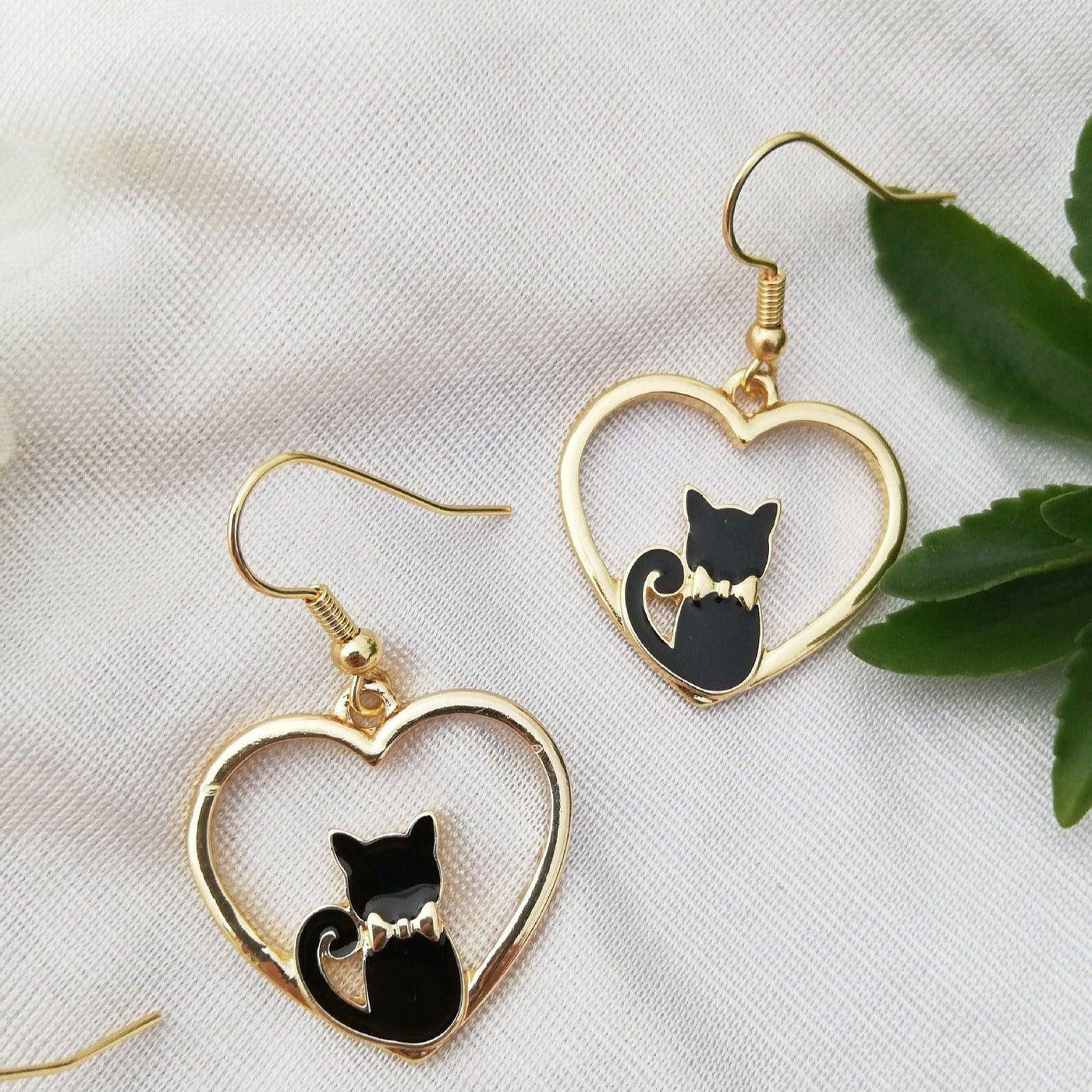 Pendientes de gancho de alambre con forma de gato Madison Hearty 