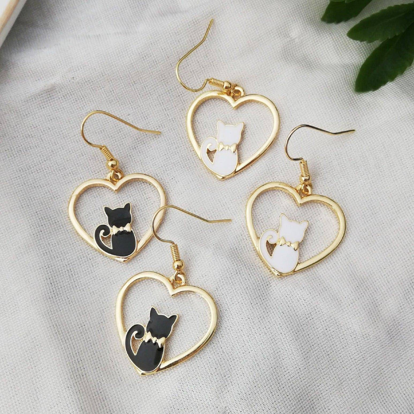 Pendientes de gancho de alambre con forma de gato Madison Hearty 